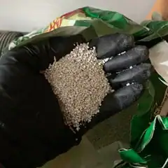 solid lawn fertilizer as ice melt alternatives